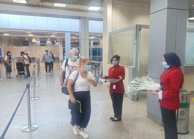 The Swiss passengers were received with flowers and souvenirs.