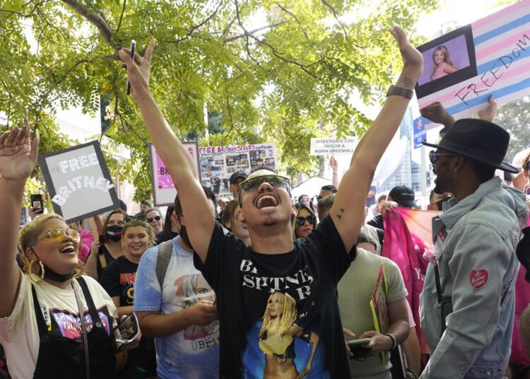 Britney Spears freed from father’s ‘toxic’ conservatorship 1 - Egyptian Gazette Britney Spears supporter Brian Molina of Los Angeles celebrating outside the Stanley Mosk Courthouse, Wednesday, Sept. 29, 2021, in Los Angeles. A judge on Wednesday suspended Britney Spears' father from the conservatorship that has controlled the singer's life and money for 13 years, saying the arrangement "reflects a toxic environment."