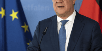 Lagging in polls, Merkel party’s candidate seeks expert help