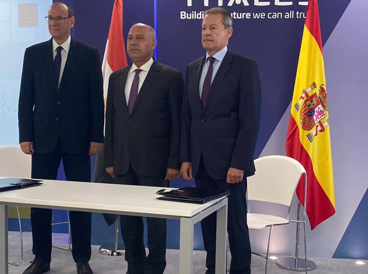 (From L to R) Chairman of the Board of Directors of ENR Moustafa Abdel-Latif Abual-Makarem, Transport Minister Kamel el Wazir and CEO of Thales Spain Jesús Sánchez attending on Wednesday the signing of a memorandum of understanding between the Egyptian National Railway (ENR) and the Spanish company "Thales" to modernise Egypt's railway signaling systems.