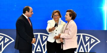 Sisi takes a photo with mother of UNDP representative 1 - Egyptian Gazette Sisi takes a photo with mother of UNDP representative