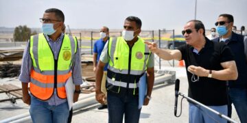 Sisi tours new road projects in eastern Cairo