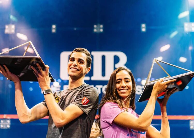 Ali Farag and Nouran Gohar lift the 2021 CIB Egyptian Open trophies.
