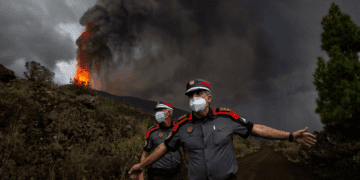 Spanish volcano remains volatile, 5 days after eruption