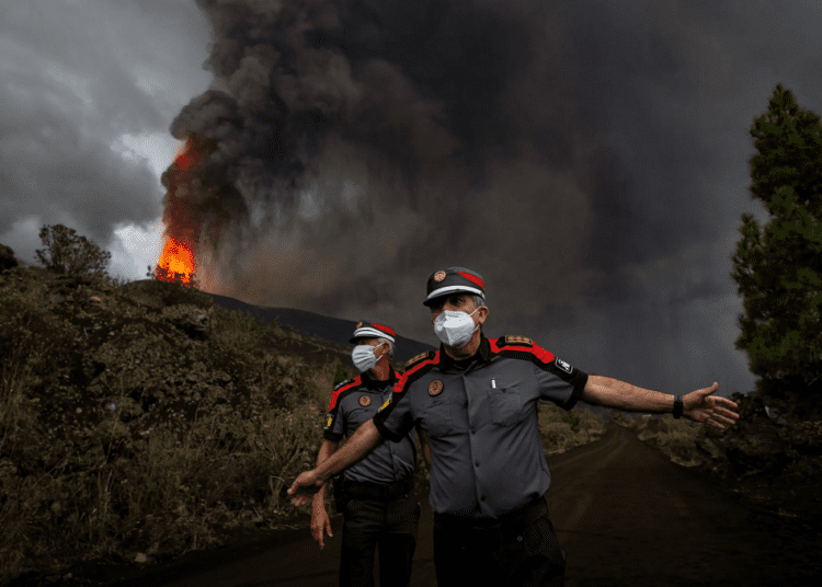 Spanish volcano remains volatile, 5 days after eruption 1 - Egyptian Gazette A police officer orders journalists to leave the area during a media tour near the volcano on the island of La Palma in the Canaries, Spain.