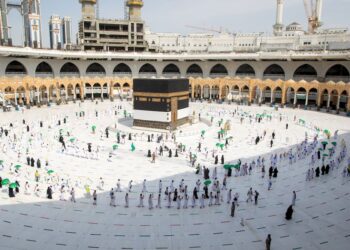 Grand Mosque in Mecca drops social distancing