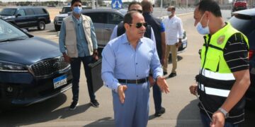 Sisi checks road projects in eastern Cairo