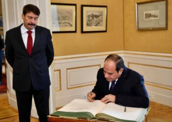 Sisi writes few words in guest book of Hungarian presidential palace