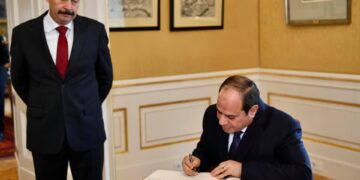 Sisi writes few words in guest book of Hungarian presidential palace