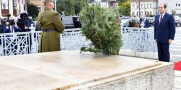Sisi lays wreath on memorial in Budapest’s Heroes Square