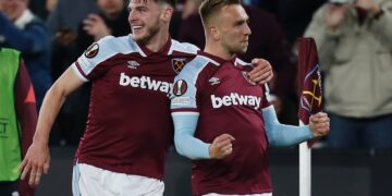 West Ham eases to win, Napoli sinks Legia in Europa League