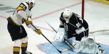 Predators stun Lightning 6-2 1 - Egyptian Gazette Predators stun Lightning 6-2