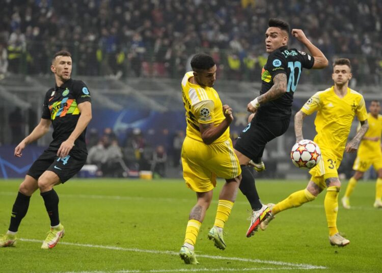 Sheriff's Cristiano  (2nd L) challenges for the ball with Inter Milan's Lautaro Martinez, (3rd L) during the Champions League group D match on Oct. 19, 2021.
