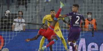 Napoli beats Fiorentina 2-1 to stay perfect