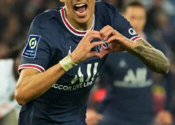 Di Maria shines, Messi injured as PSG beats Lille