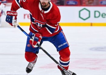 Blackhawks brings back Erik Gustafsson