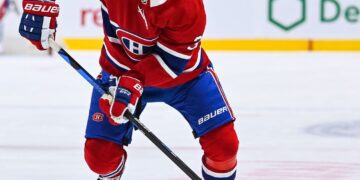 Blackhawks brings back Erik Gustafsson