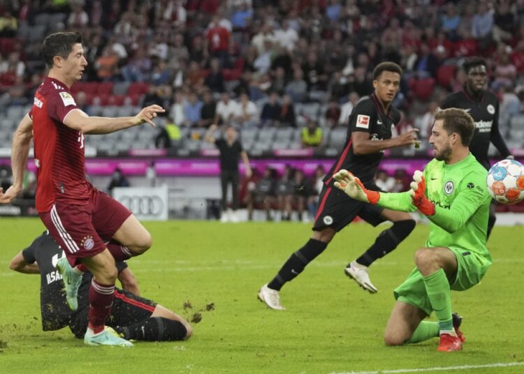 Bayern's Robert Lewandowski (L) fails to score during the German Bundesliga match against Eintracht Frankfurt, in Munich.