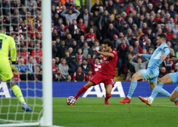 Salah shines as Liverpool and Man City battle to 2-2 draw