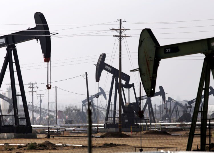 Investors on board as US oil majors dismiss wind and solar projects 1 - Egyptian Gazette File photo showing oil drills are pictured in the Kern River oil field in Bakersfield, California.