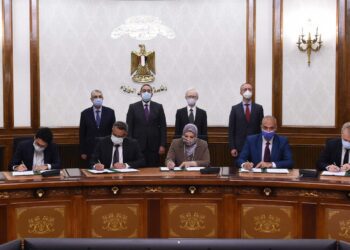 PM attends signing of 2 agreements on setting up 500MW wind farm in Suez