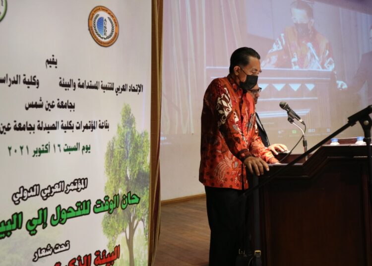 Indonesian Ambassador Lutfi Rauf giving his speech in the international conference on the occasion of the Arab Environment Day at the College of Pharmacy at Ain Shams University in Cairo.