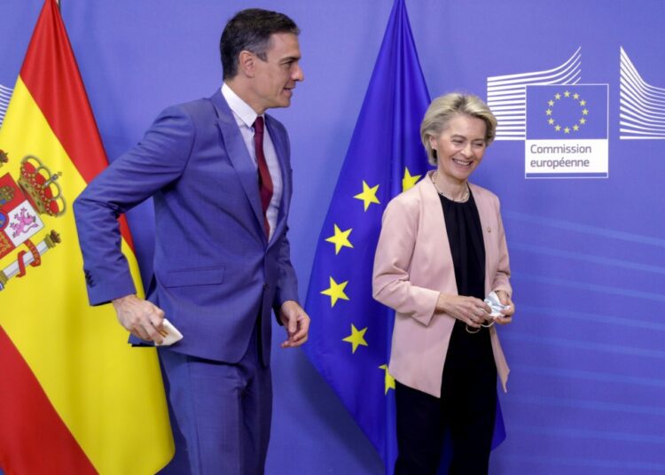 EU leaders seek to safeguard energy supplies as prices soar 1 - Egyptian Gazette European Commission President Ursula von der Leyen (R) greets Spain's Prime Minister Pedro Sanchez at EU headquarters in Brussels, Thursday, Oct. 21, 2021.