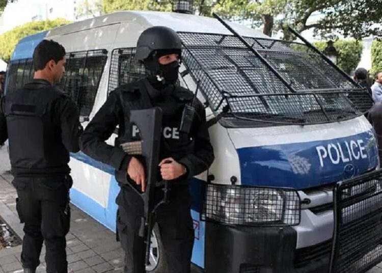 Tunisian forces dismantled a cell linked to Islamic State in the southern city of Tataouine that was planning to attack security and military forces.