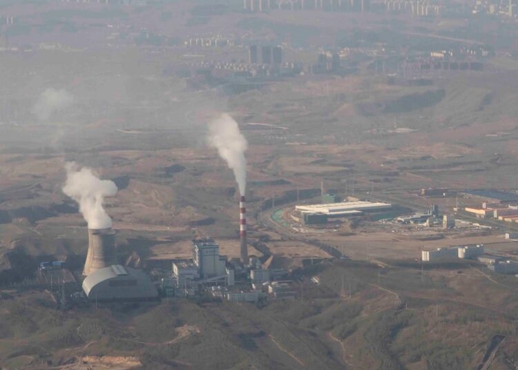 China offers few new climate targets ahead of UN conf. 1 - Egyptian Gazette Smoke and steam rise from towers at the coal-fired Urumqi Thermal Power Plant in Urumqi in western China's Xinjiang Uyghur Autonomous Region on April 21, 2021.