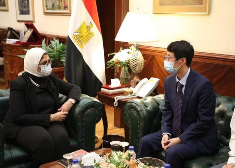 Egyptian Minister of Health and Population Hala Zayed held a meeting with General Manager of Chinese Sinovac's Life Sciences Company Gao Qiang to discuss the transfer of vaccine manufacturing technology to Egypt.