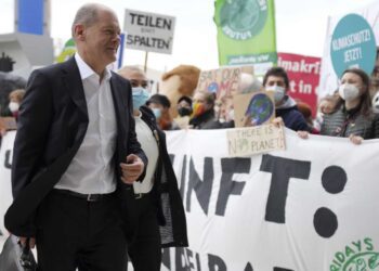 3 German parties aim to start formal coalition talks