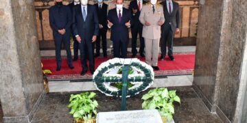 Sisi lays wreaths on tombs of unknown soldier, Sadat, Nasser