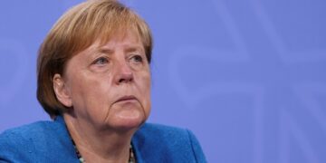 Merkel says German politics needs more women; don’t ask about her blazers!