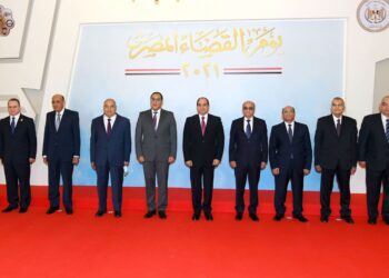 Sisi poses for photo op with PM, justice minister, state officials