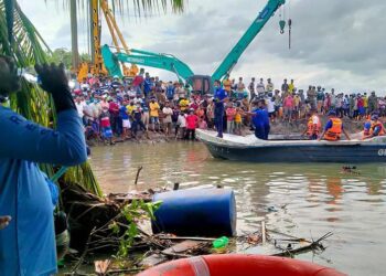 Ferry capsizes in Sri Lanka; at least 6 dead