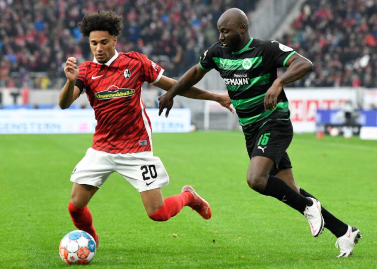 Freiburg's German forward Kevin Schade (L) and Greuther Fuerth's Dutch defender Jetro Willems vie for the ball during the German first division Bundesliga football match SC Freiburg v SpVgg Greuther Fuerth in Freiburg, southern Germany, on October 30, 2021. (Photo by THOMAS KIENZLE / AFP) / RESTRICTIONS: DFL REGULATIONS PROHIBIT ANY USE OF PHOTOGRAPHS AS IMAGE SEQUENCES AND/OR QUASI-VIDEO