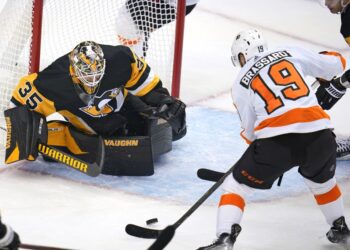 Letang’s overtime winner lifts Penguins past Flyers