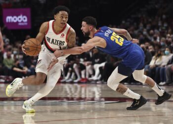 McCollum scores 32 as Blazers top skidding Nuggets 119-100