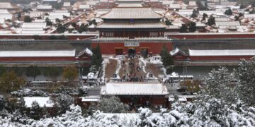 China issues winter’s first snowstorm orange alert, cold snap sweeps country