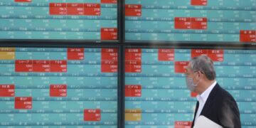 Global stocks mixed after new virus variant spreads 1 - Egyptian Gazette Global stocks mixed after new virus variant spreads