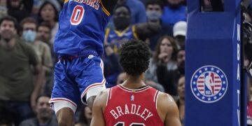 Curry nets 40 as Warriors beat Bulls 119-93