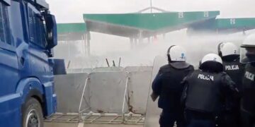 Poland turns water cannon on rock-throwing migrants