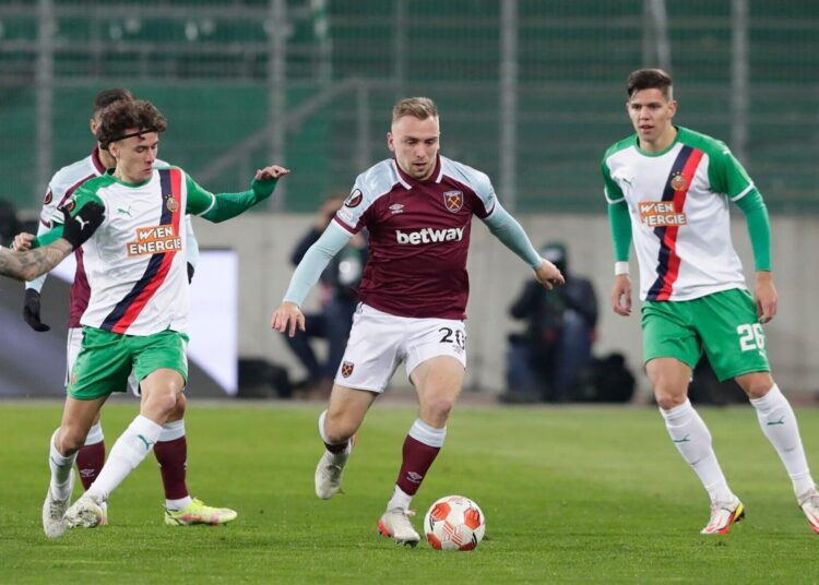 West Ham's Jarrod Bowen (R) fights for the ball with Rapid Wien's Arthur Masuaku (L) during the Europa League group H in Vienna, Austria.