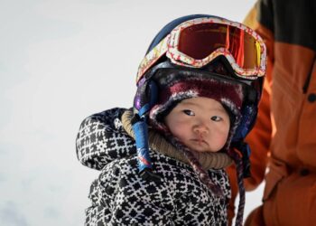 Snowboarding baby steals hearts in China