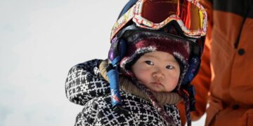 Snowboarding baby steals hearts in China