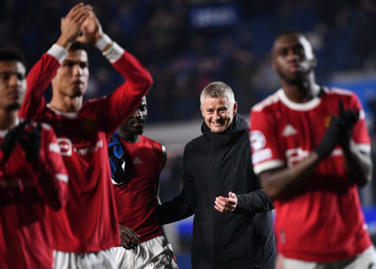 Pressure stays on United ahead of derby with City 1 - Egyptian Gazette Manchester United's Norway's coach Ole Gunnar Solskjaer (2R) smiles next to his players at the end of the UEFA Champions League group F football match between Atalanta and Manchester United at the Azzurri d'Italia stadium, in Bergamo, on November 2, 2021. (Photo by Marco BERTORELLO / AFP)