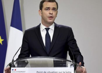 France opts for 3rd shots, not lockdown, to fight new wave