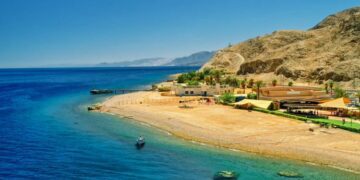 Russia resumes charter flights to resorts