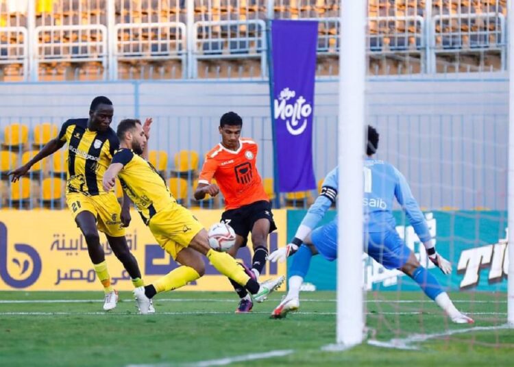 NBE Club’s striker Faisal Osama (C) trying to score against Arab Contractors.