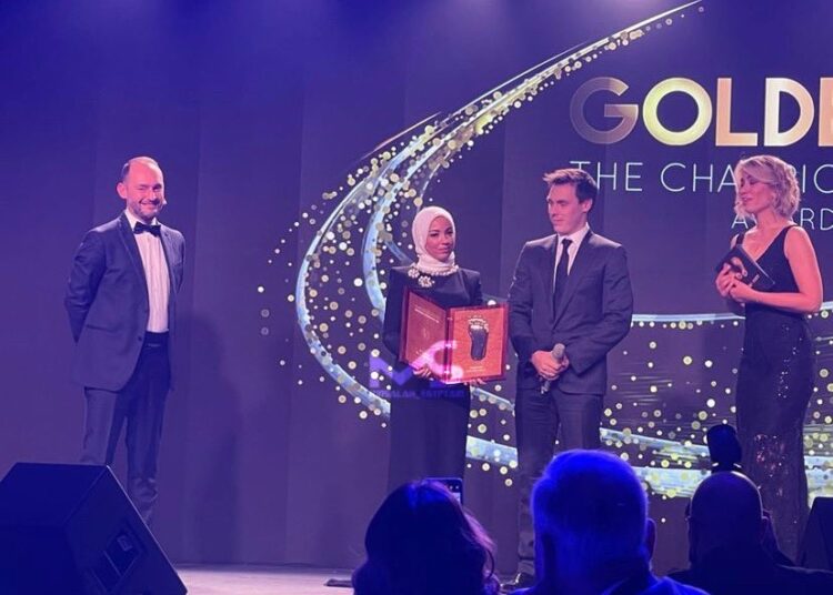 Egypt’s Mohamed Salah wins 2021 Golden Foot Award 1 - Egyptian Gazette Mohamed Salah’s wife receives the Golden Foot award on his behalf.